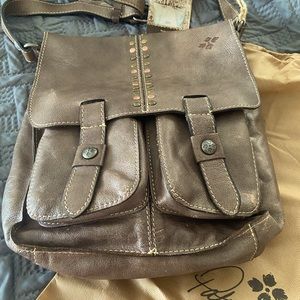 Beautiful new Patricia Nash messenger bag also comes with purse cover.